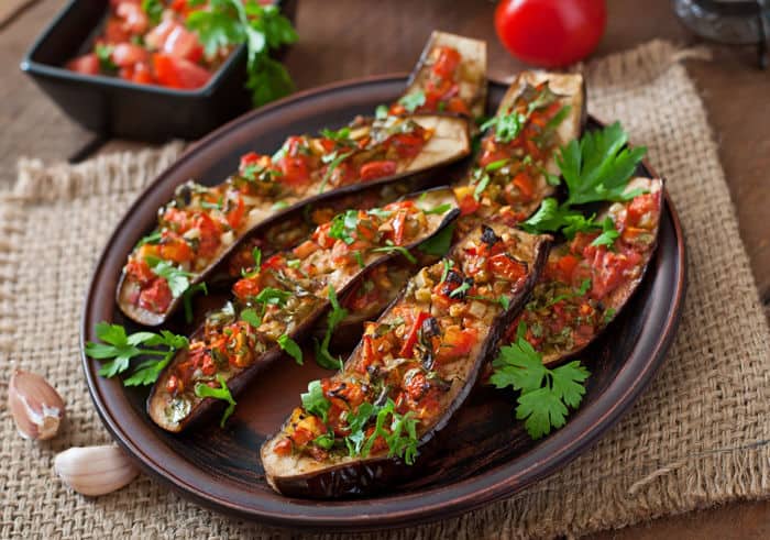 Aubergines cuites au four avec des tomates