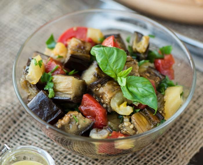 gebakken aubergine met tomaten, knoflook en paprika