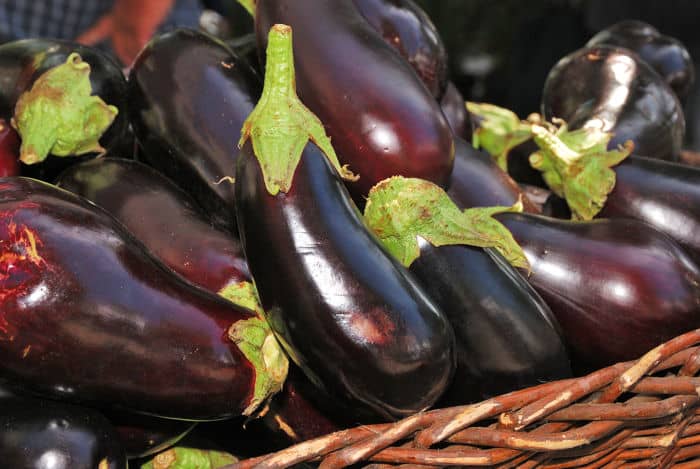 aubergine i en kurv