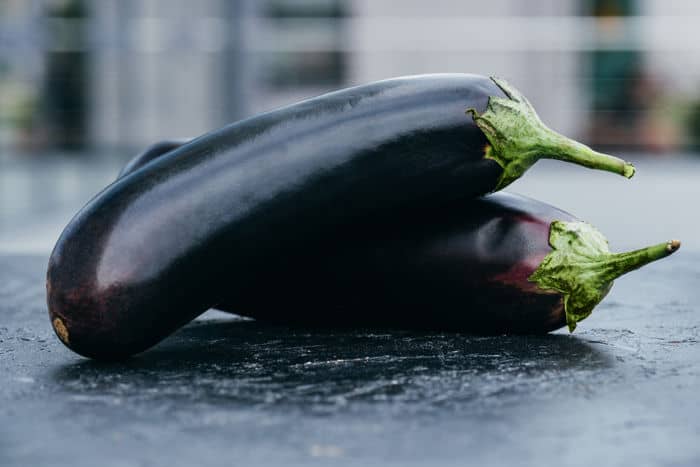 Image d'aubergines photographiées en plein air