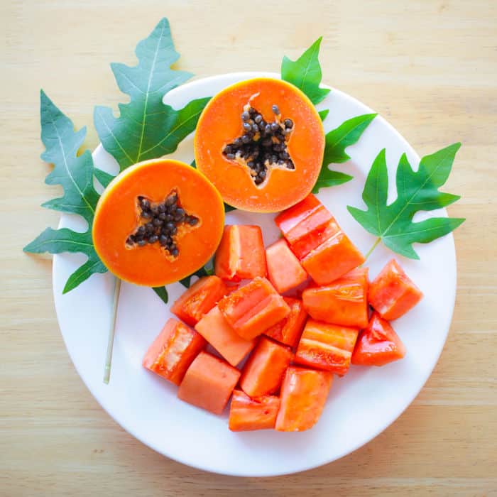  Bilde av papaya skåret ut på en tallerken