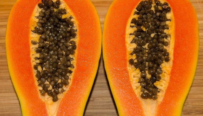  bild av cut open papaya som visar frön