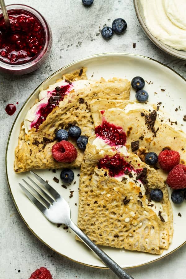 Crêpes with Vanilla Cream and Berries