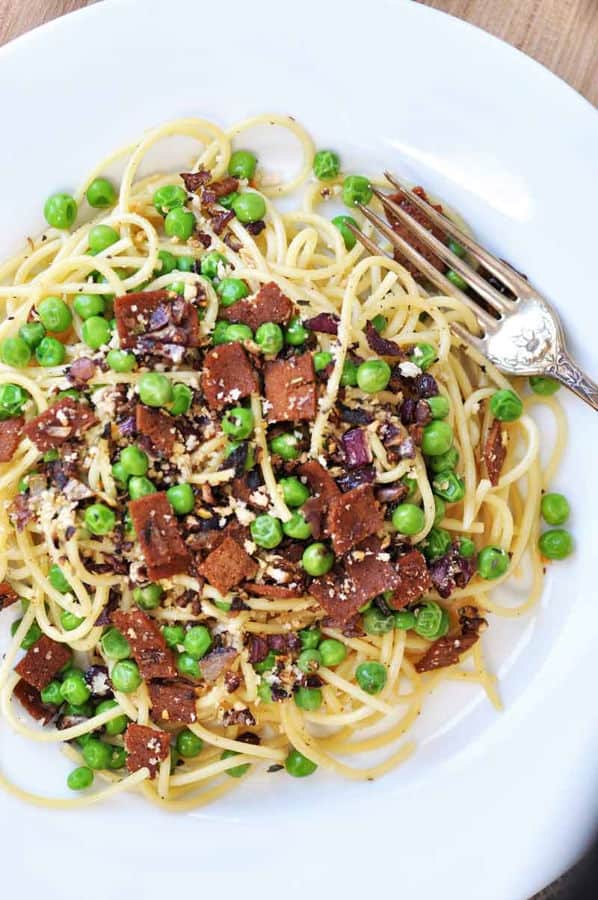 Easy and Fast Spaghetti with Vegan Bacon and Peas