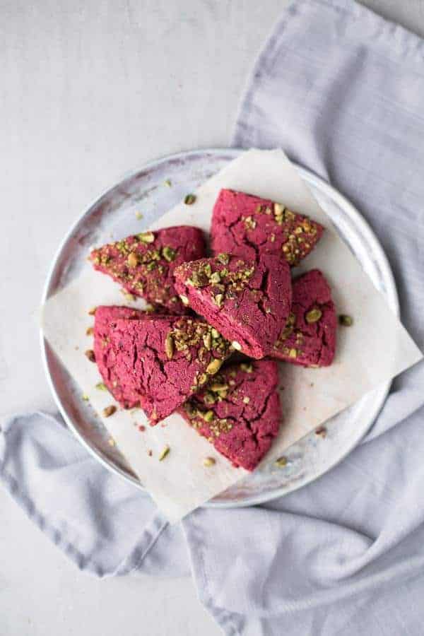 Beet Dark Chocolate Scones with Pistachio Crumble (Glutenfri)