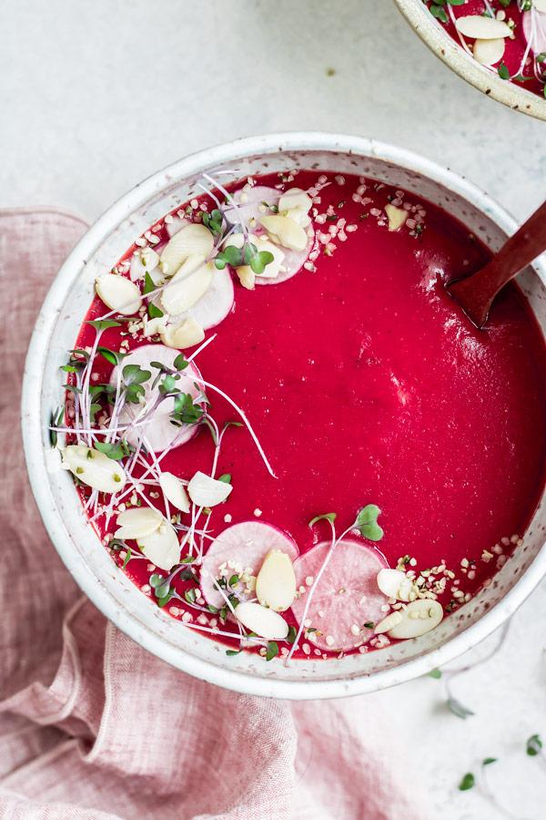 Soupe de betteraves, pommes de terre et poireaux