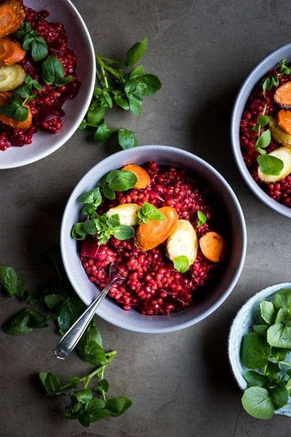 Risotto à l'orge et aux betteraves avec carottes rôties