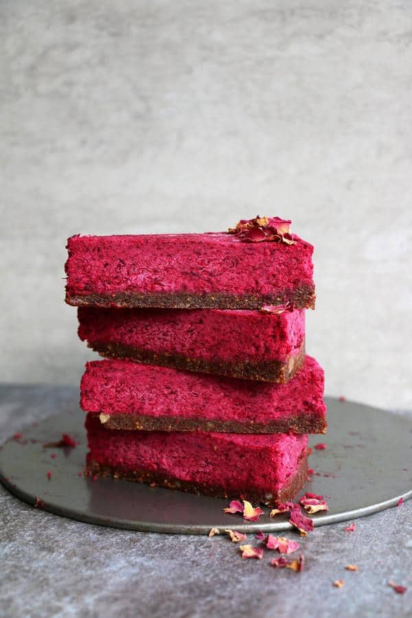 Torta di barbabietola cruda con crosta di noci e fichi