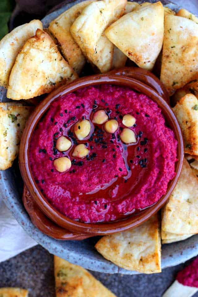 Gerösteter Rote-Bete-Hummus mit Pita-Chips