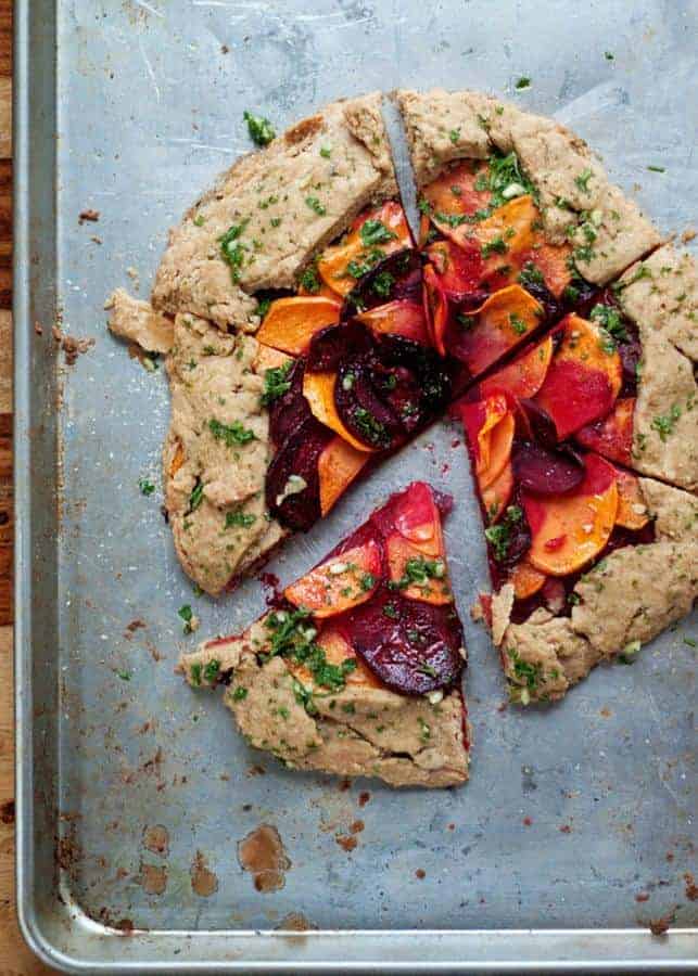 Galette rustique de patates douces et de betteraves avec croûte de sel de mer et d'huile de coco aux herbes