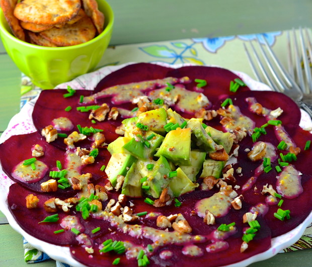 Salade de betteraves et d'avocats avec une vinaigrette aux graines de chia