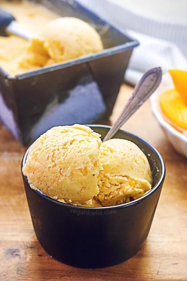 Homemade Peach Ice Cream