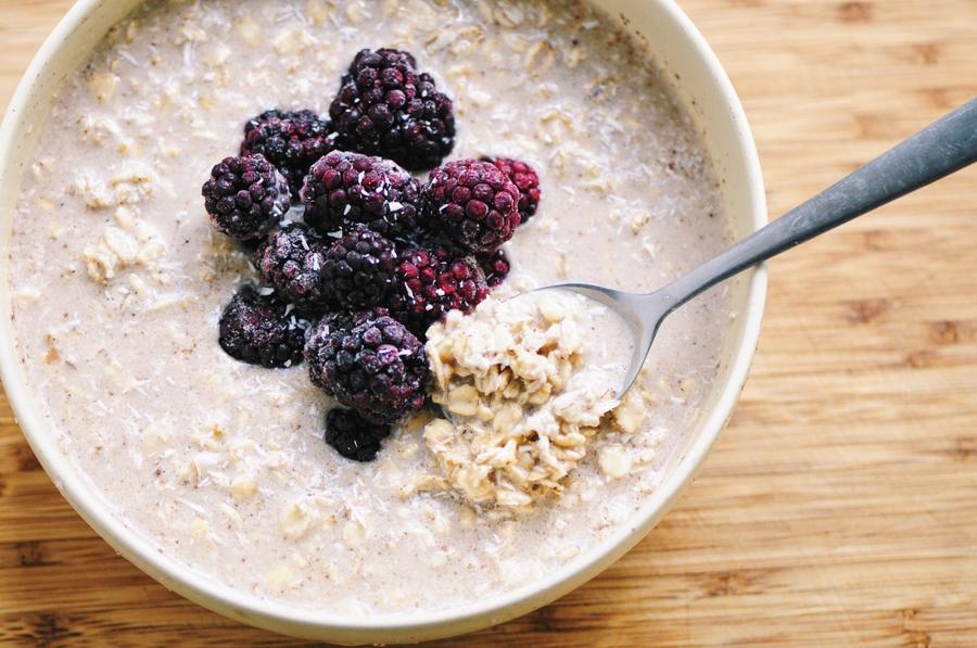 Blackberry Vanilla-Coconut Chai Spiced Overnight Oats